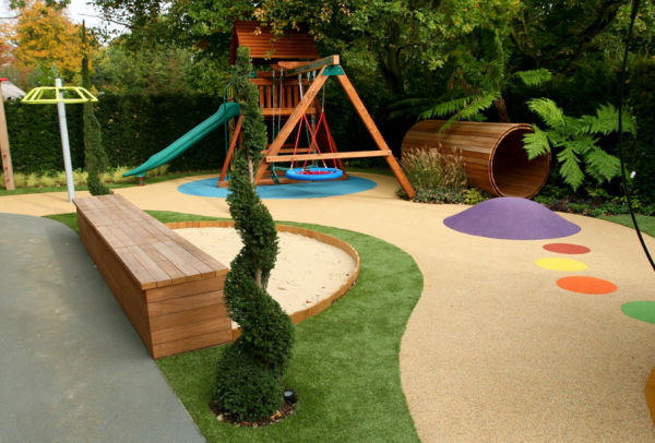 Taman dengan area bermain anak-anak